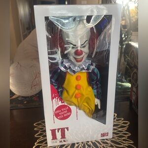 MDS MEZCO IT Pennywise Collectible Figure